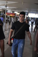 Aamir Khan arrives from auto rickshaw son_s wedding in Benares in Domestic Airport, Mumbai on 26th April 2012 (9).JPG